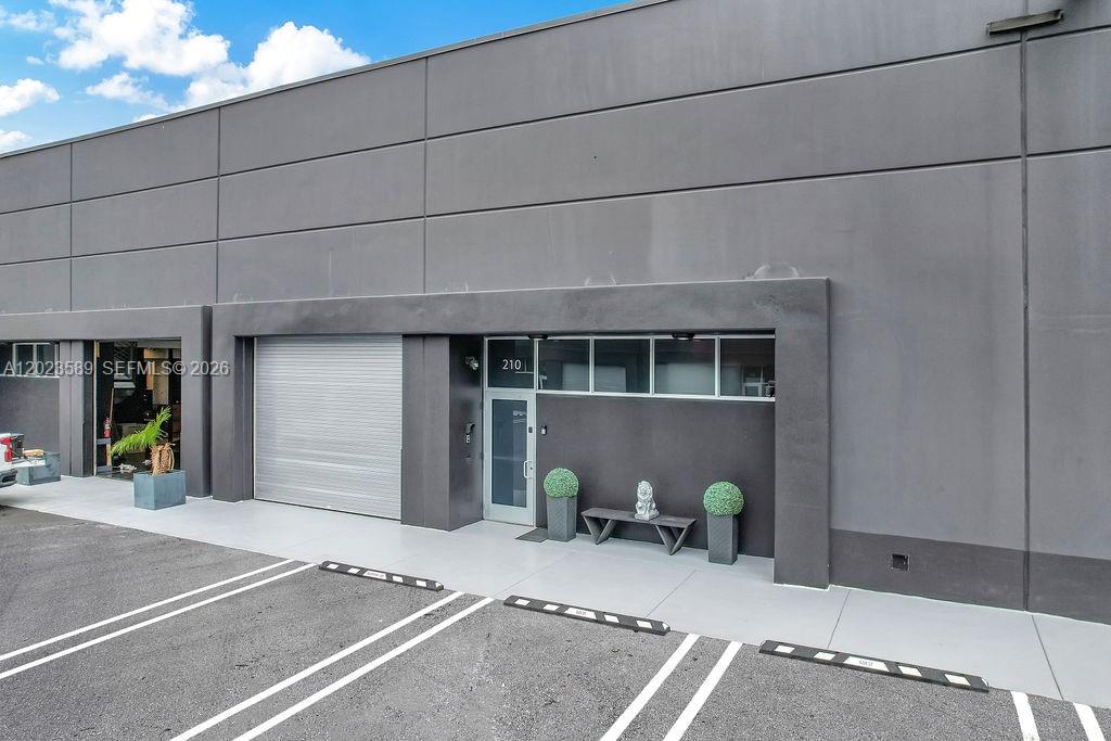 See details 210 / sq. ft. $ 2026-05-21 0 Photo