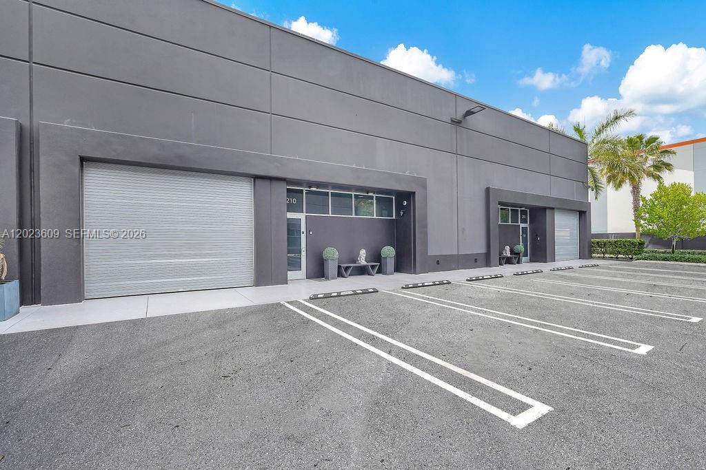 See details 211 / sq. ft. $ 2026-05-21 0 Photo