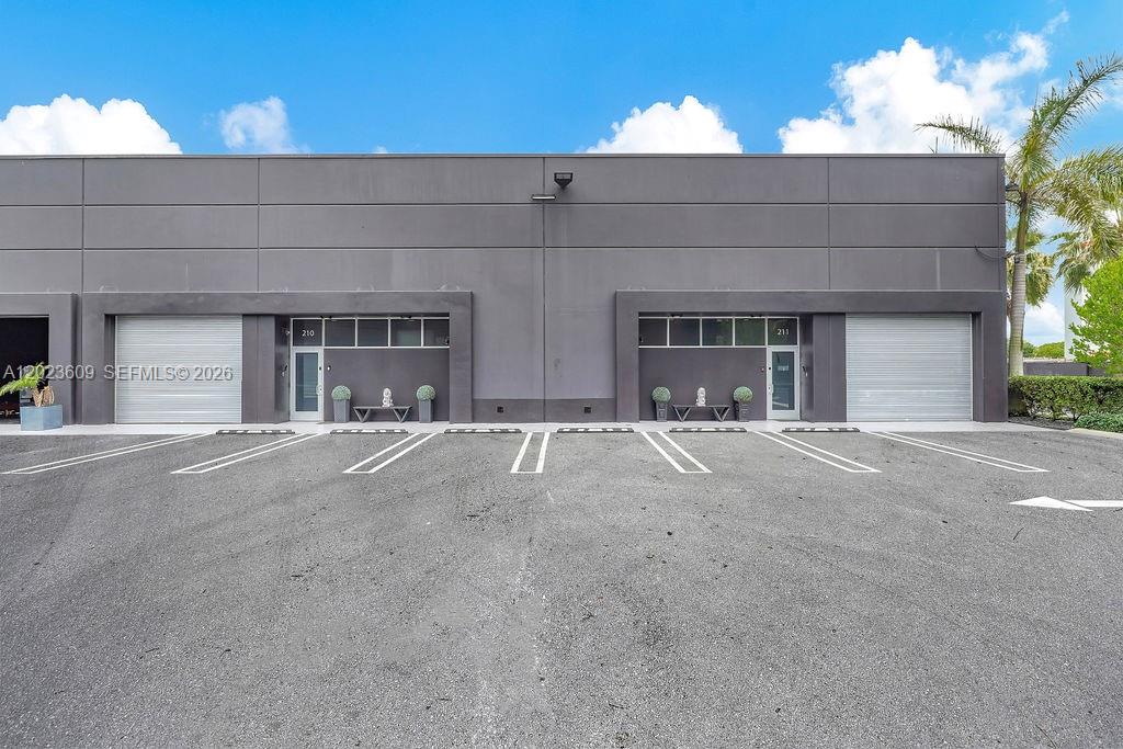 See details 211 / sq. ft. $ 2026-05-21 0 Photo