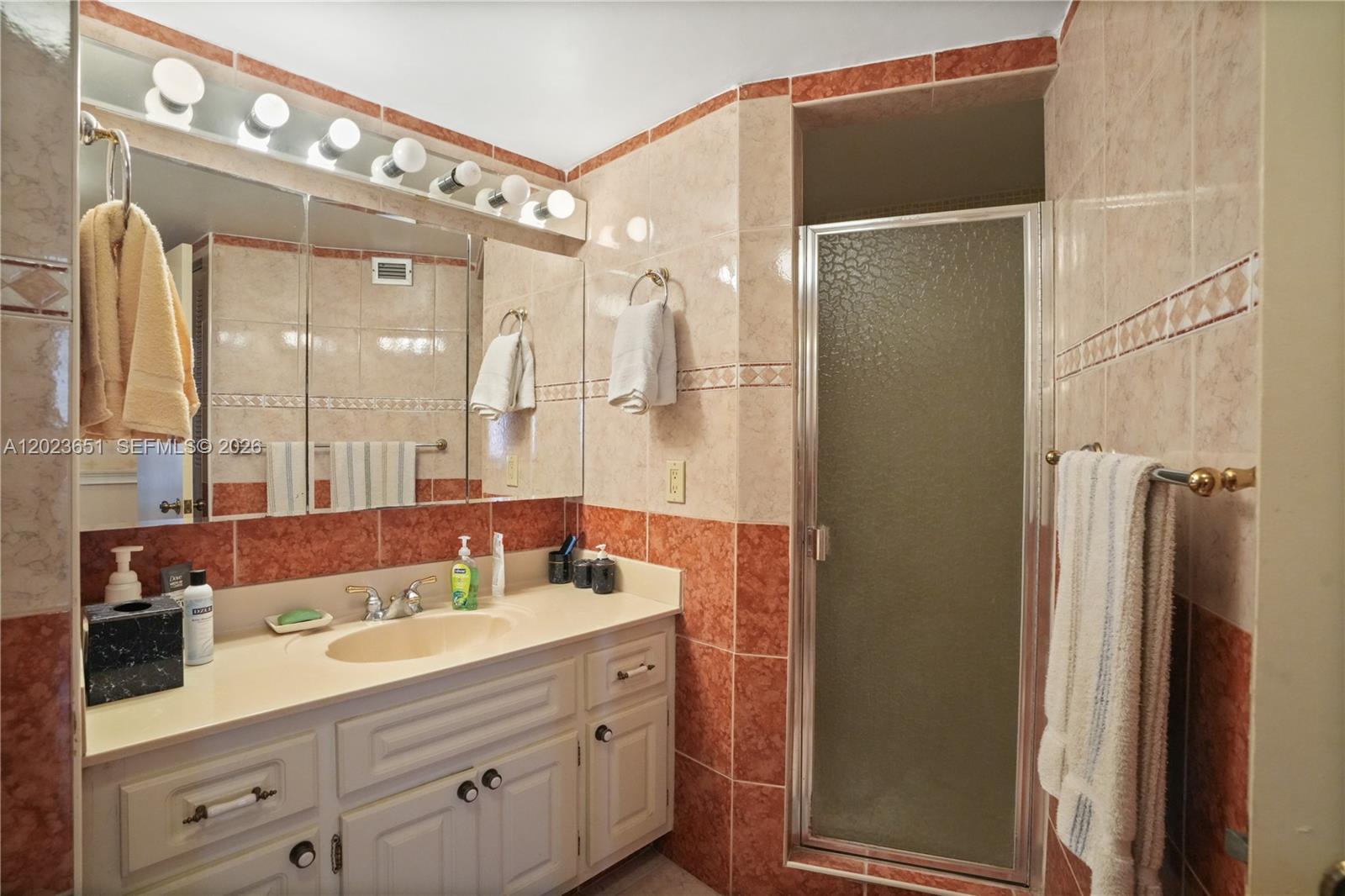 Ver detalles 1006E 2 / 2 1140 sq. ft. $ 2026-05-22 0 foto