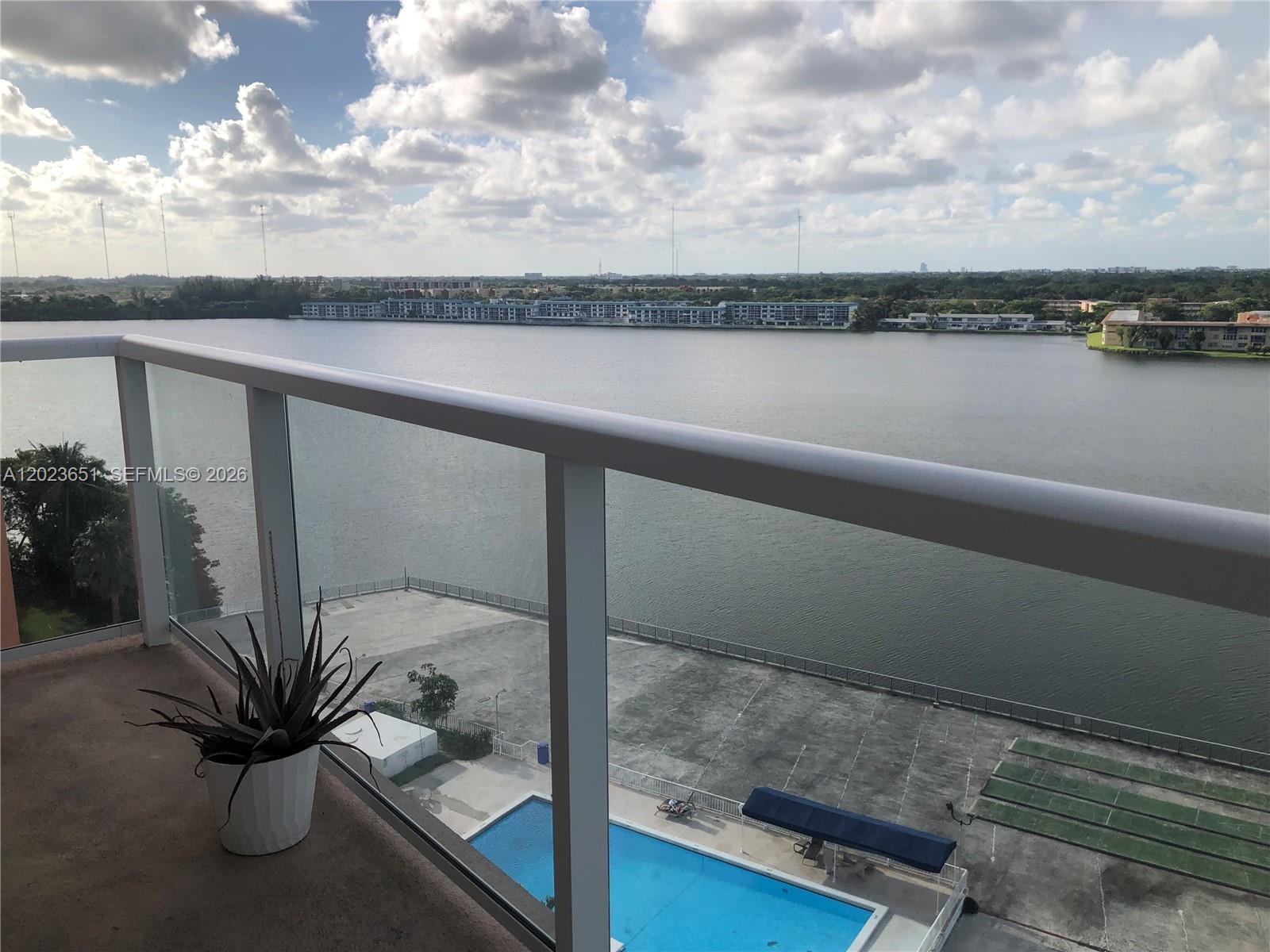 Ver detalles 1006E 2 / 2 1140 sq. ft. $ 2026-05-22 0 foto