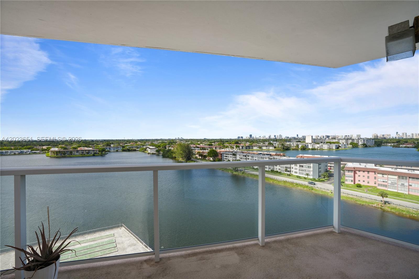 Ver detalles 1006E 2 / 2 1140 sq. ft. $ 2026-05-22 0 foto