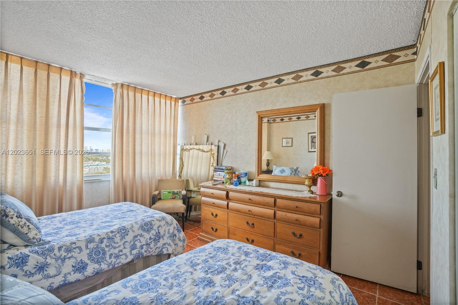 Ver detalles 1006E 2 / 2 1140 sq. ft. $ 2026-05-22 0 foto