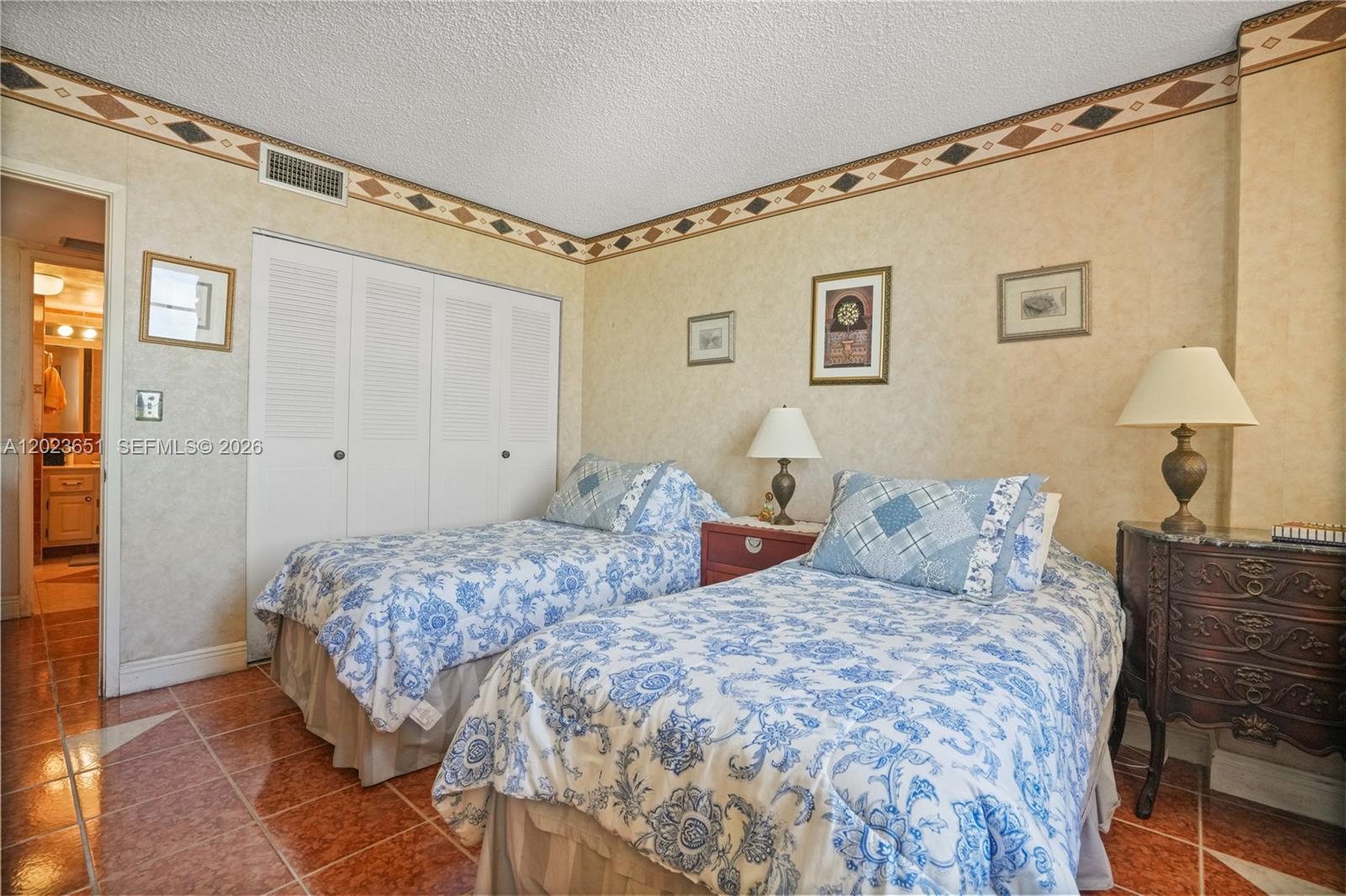 Ver detalles 1006E 2 / 2 1140 sq. ft. $ 2026-05-22 0 foto