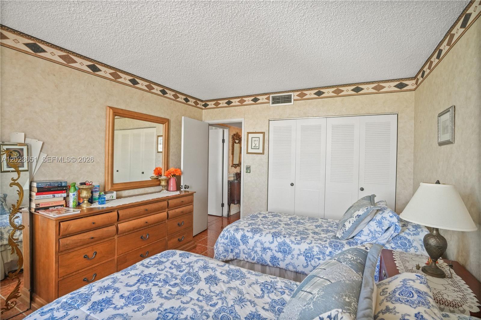 Ver detalles 1006E 2 / 2 1140 sq. ft. $ 2026-05-22 0 foto