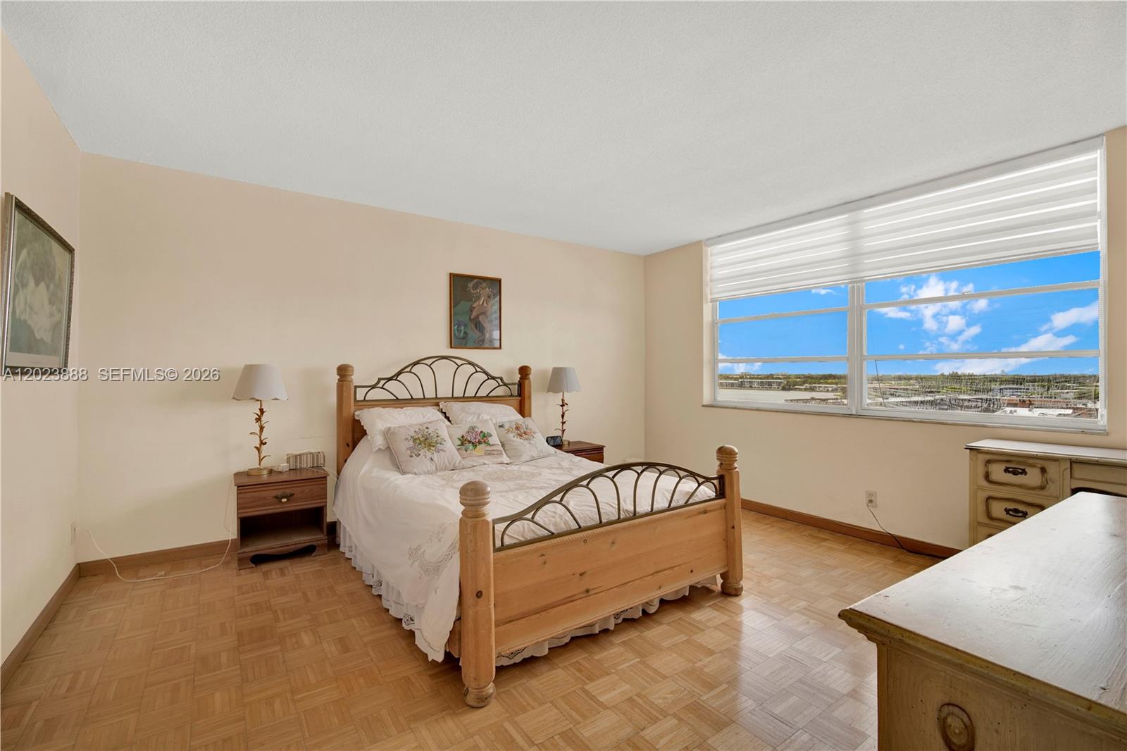 889 2 / 2 1067 sq. ft. $ 2026-05-22 0 foto