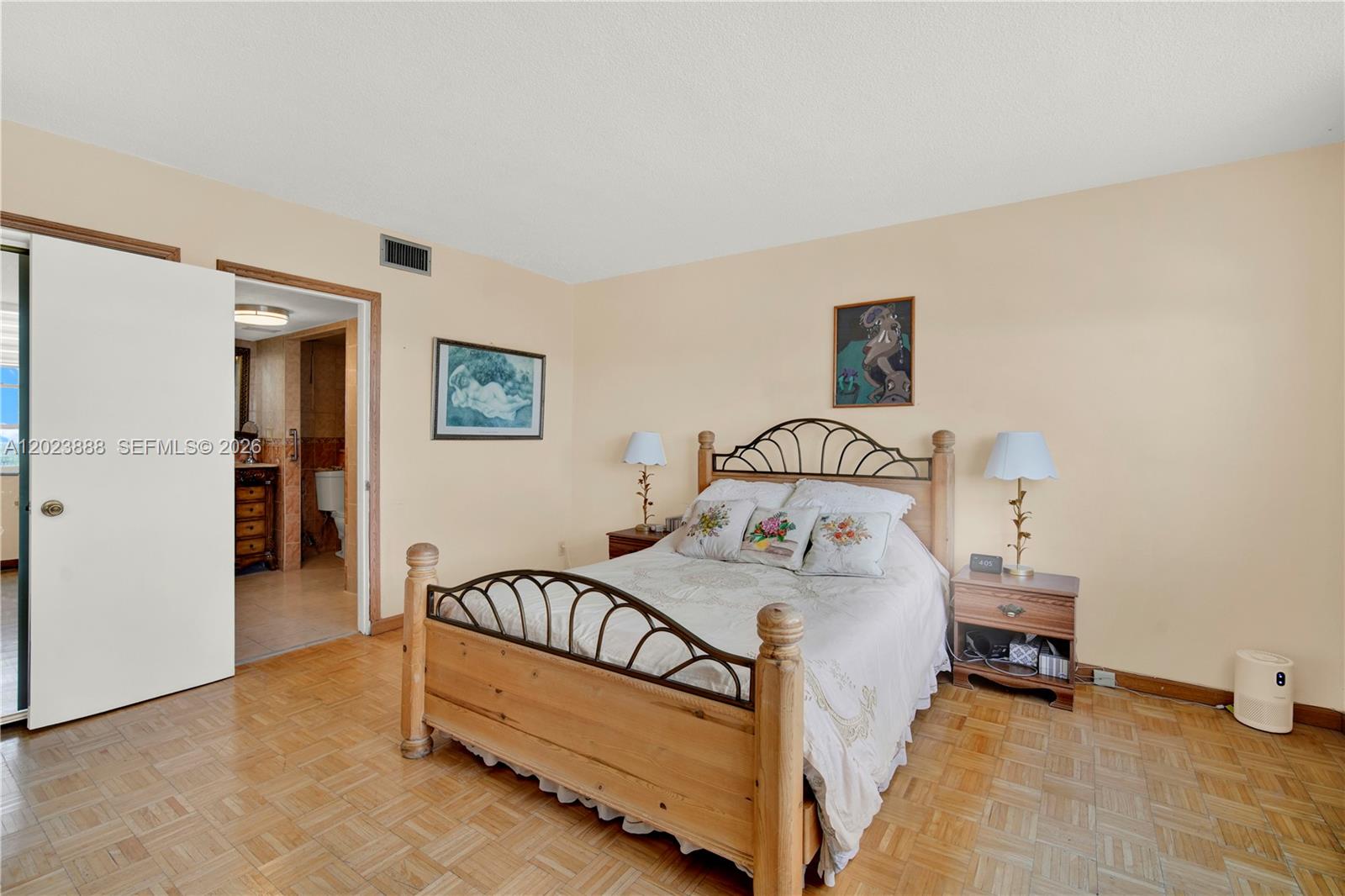 889 2 / 2 1067 sq. ft. $ 2026-05-22 0 foto