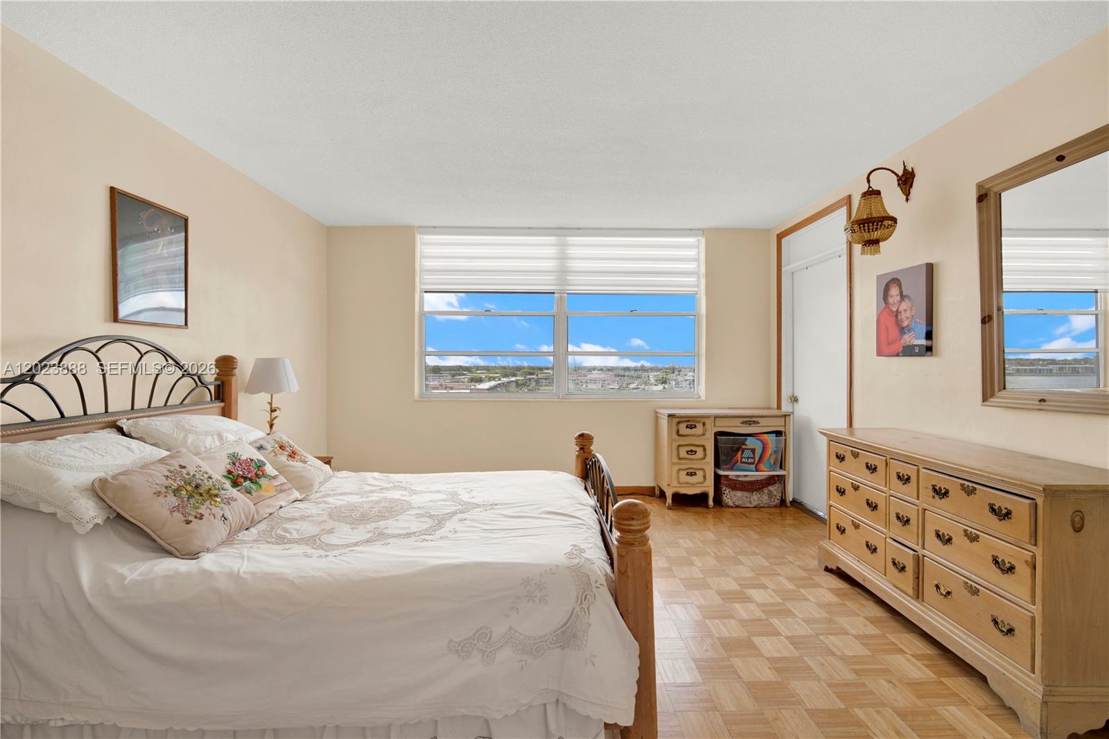 889 2 / 2 1067 sq. ft. $ 2026-05-22 0 foto
