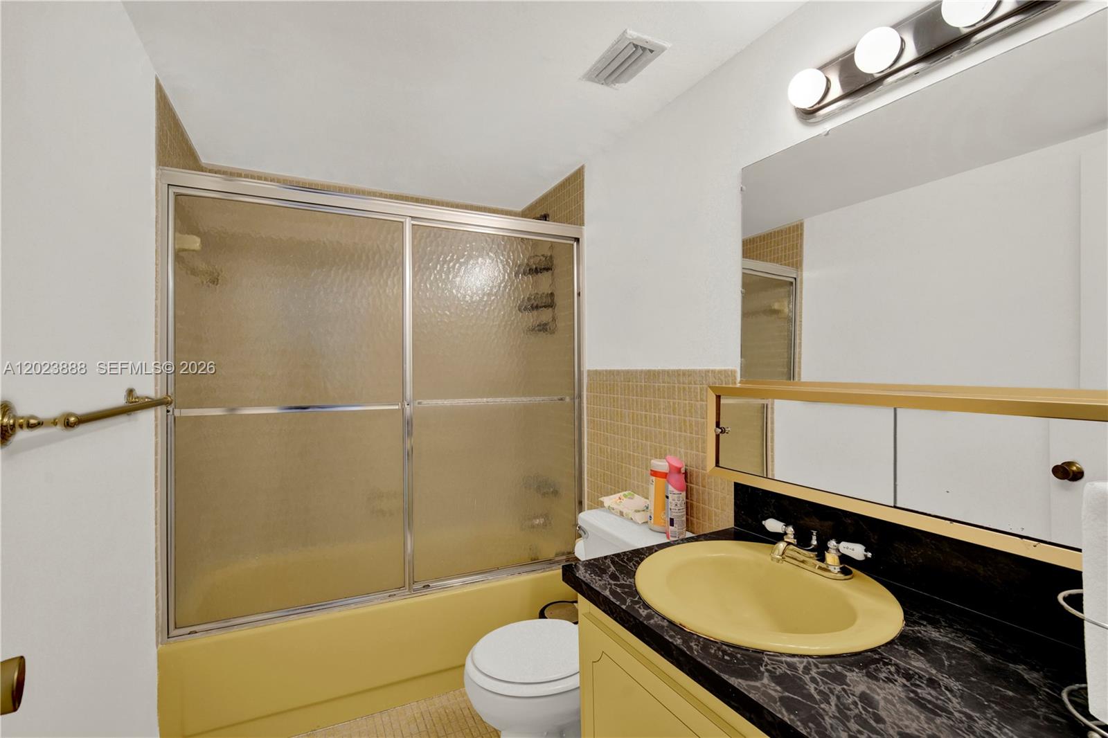 889 2 / 2 1067 sq. ft. $ 2026-05-22 0 foto