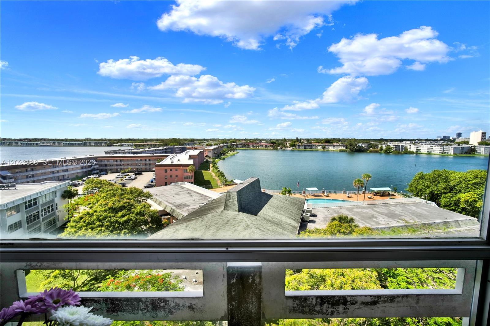 889 2 / 2 1067 sq. ft. $ 2026-05-22 0 foto