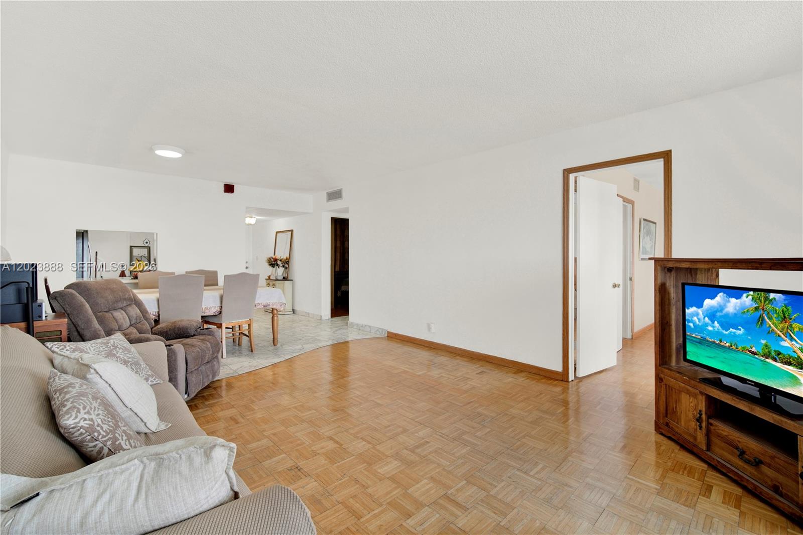 889 2 / 2 1067 sq. ft. $ 2026-05-22 0 foto