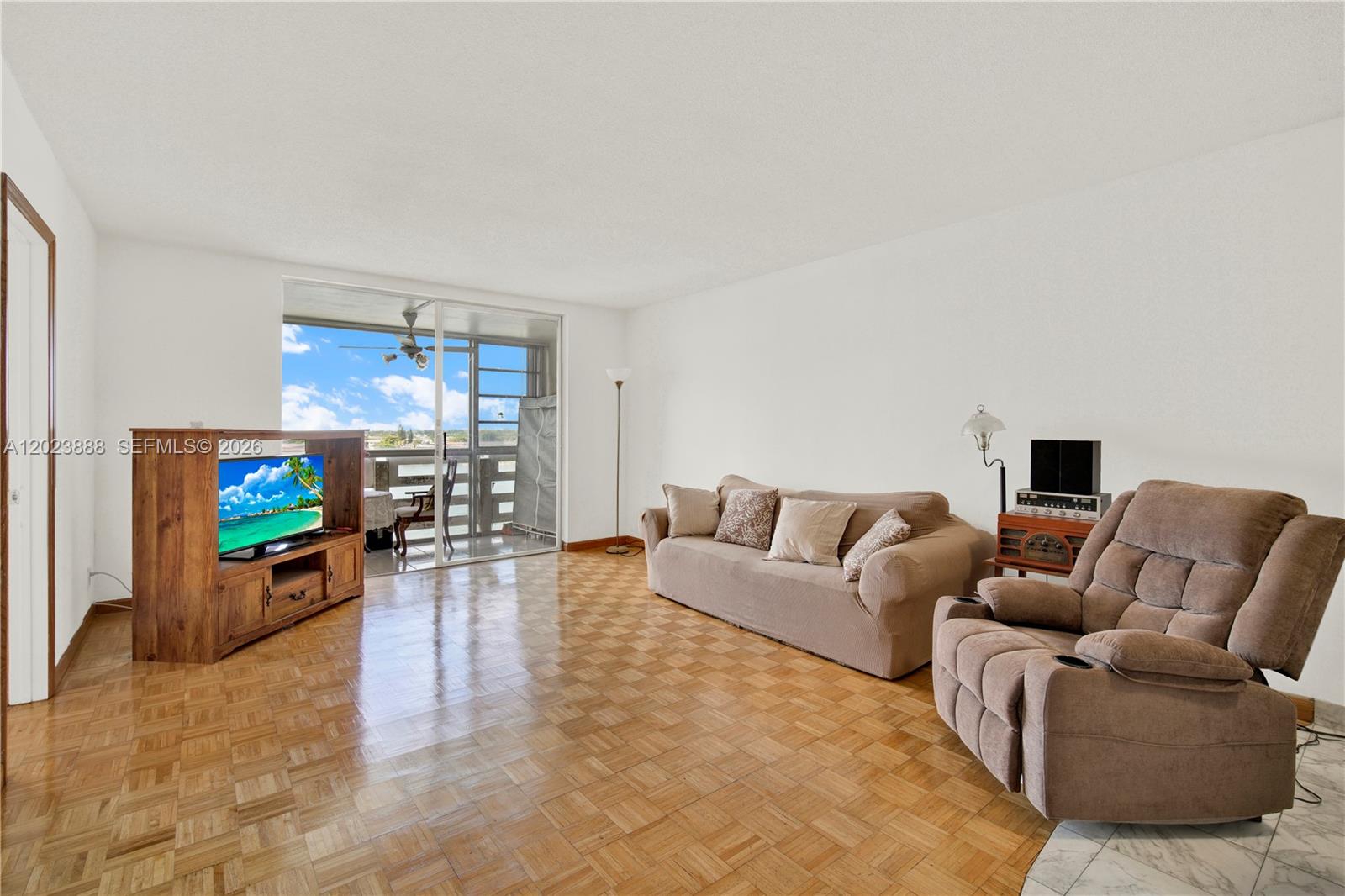889 2 / 2 1067 sq. ft. $ 2026-05-22 0 foto