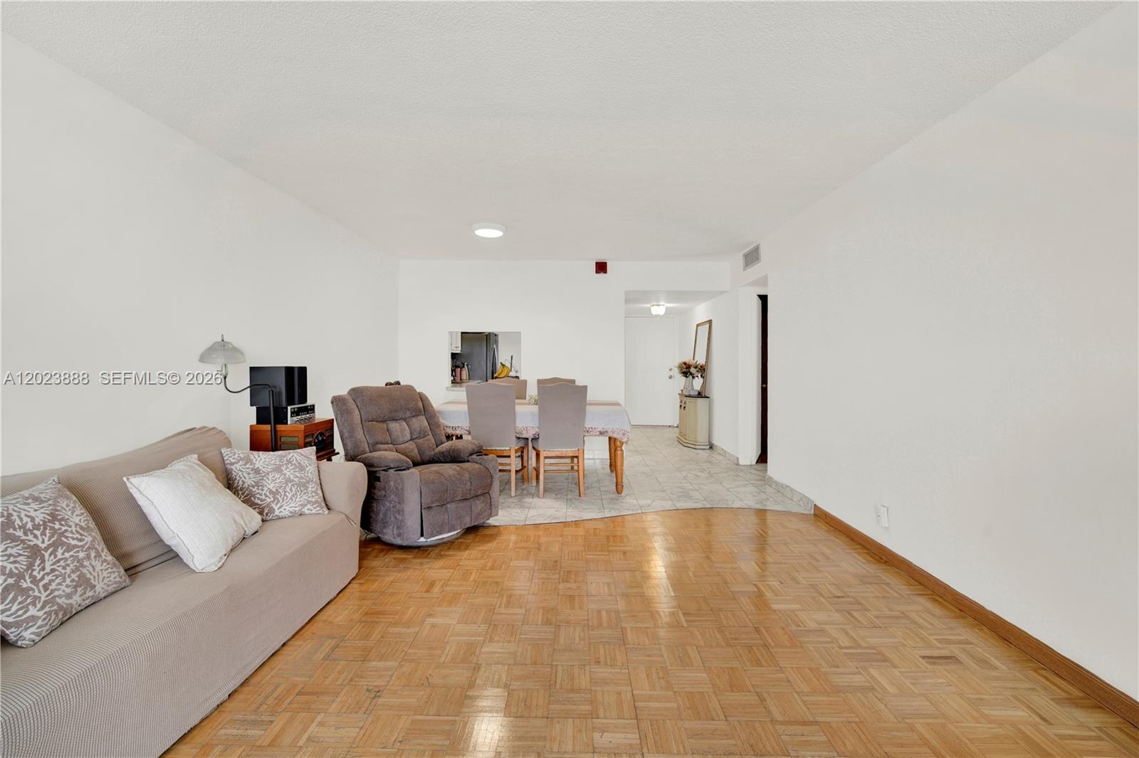 889 2 / 2 1067 sq. ft. $ 2026-05-22 0 foto