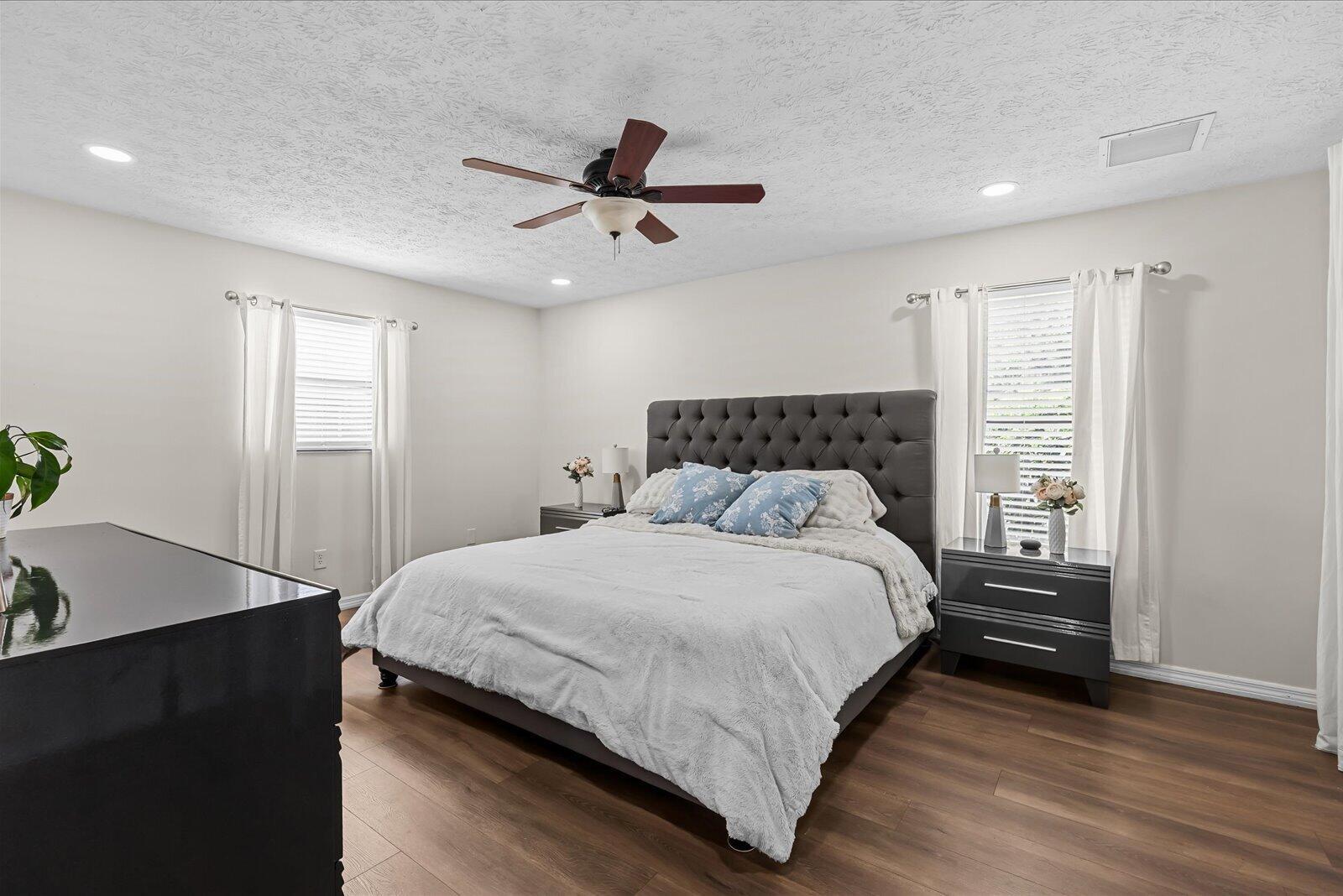 Ver detalles 3603 4 / 3 2356 sq. ft. $ 2026-06-11 0 foto