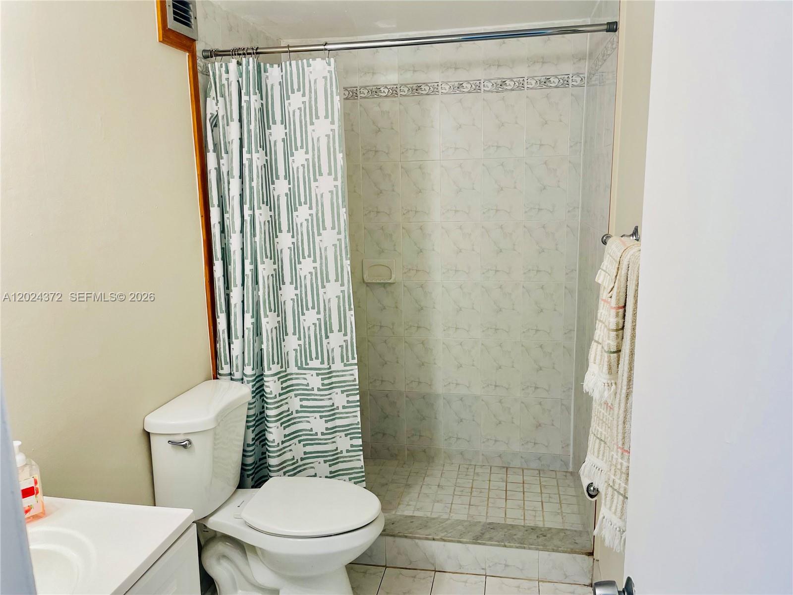 Photo of 400 Kings Point Dr  #829, Sunny Isles Beach, Florida, 33160 - Full Bath