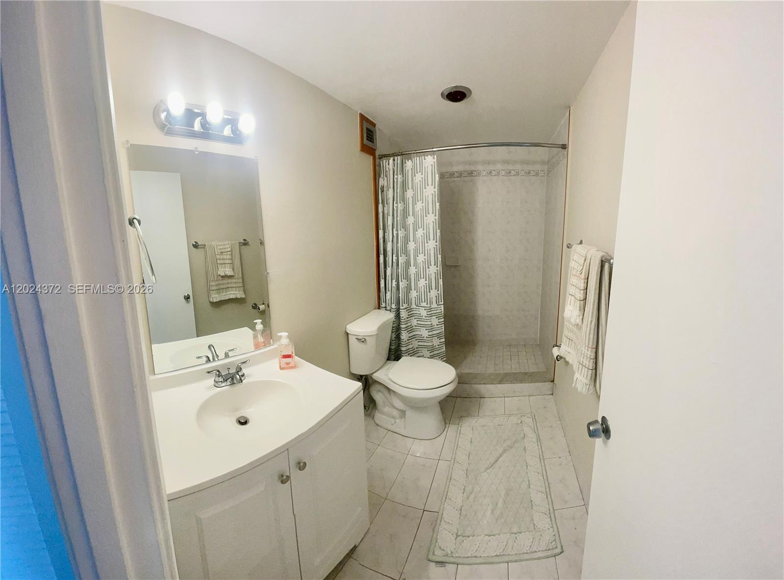 Photo of 400 Kings Point Dr  #829, Sunny Isles Beach, Florida, 33160 - Full Bath