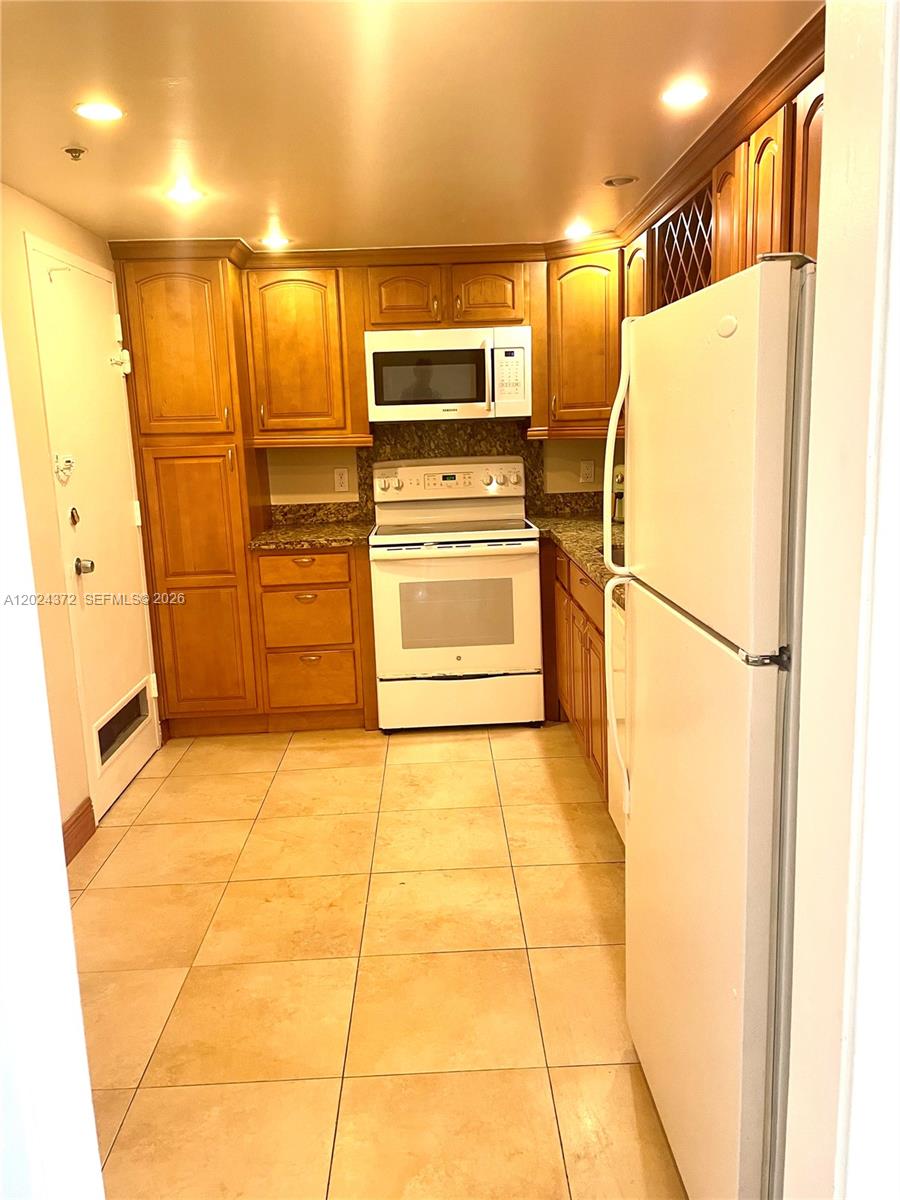 Photo of 400 Kings Point Dr  #829, Sunny Isles Beach, Florida, 33160 - Spacious upgraded kitchen