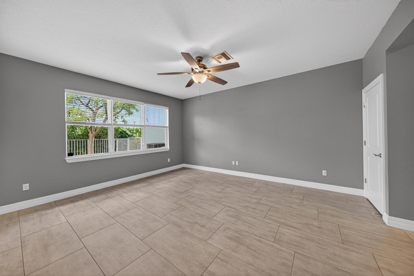 See details 4715 3 / 1776 sq. ft. $ 2026-06-04 0 Photo