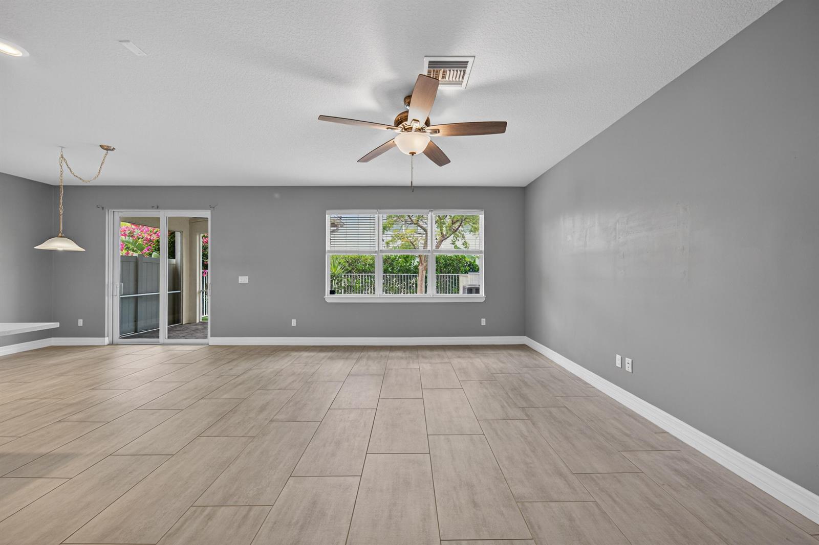 See details 4715 3 / 1776 sq. ft. $ 2026-06-04 0 Photo