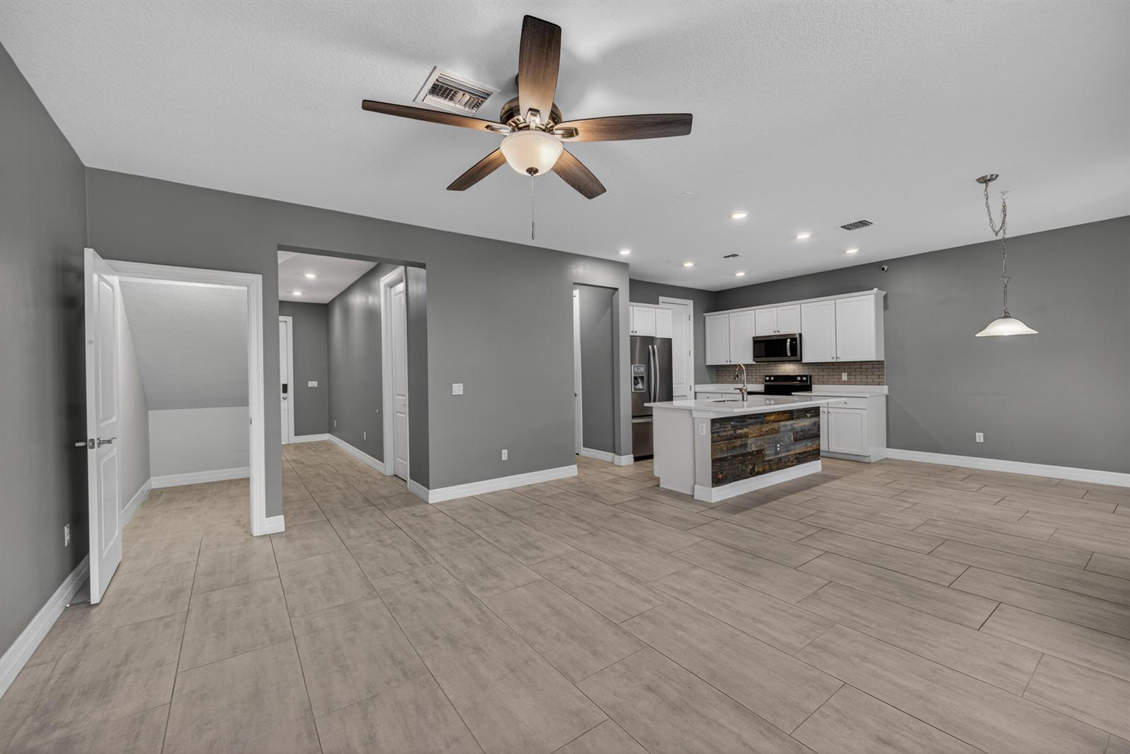 See details 4715 3 / 1776 sq. ft. $ 2026-06-04 0 Photo