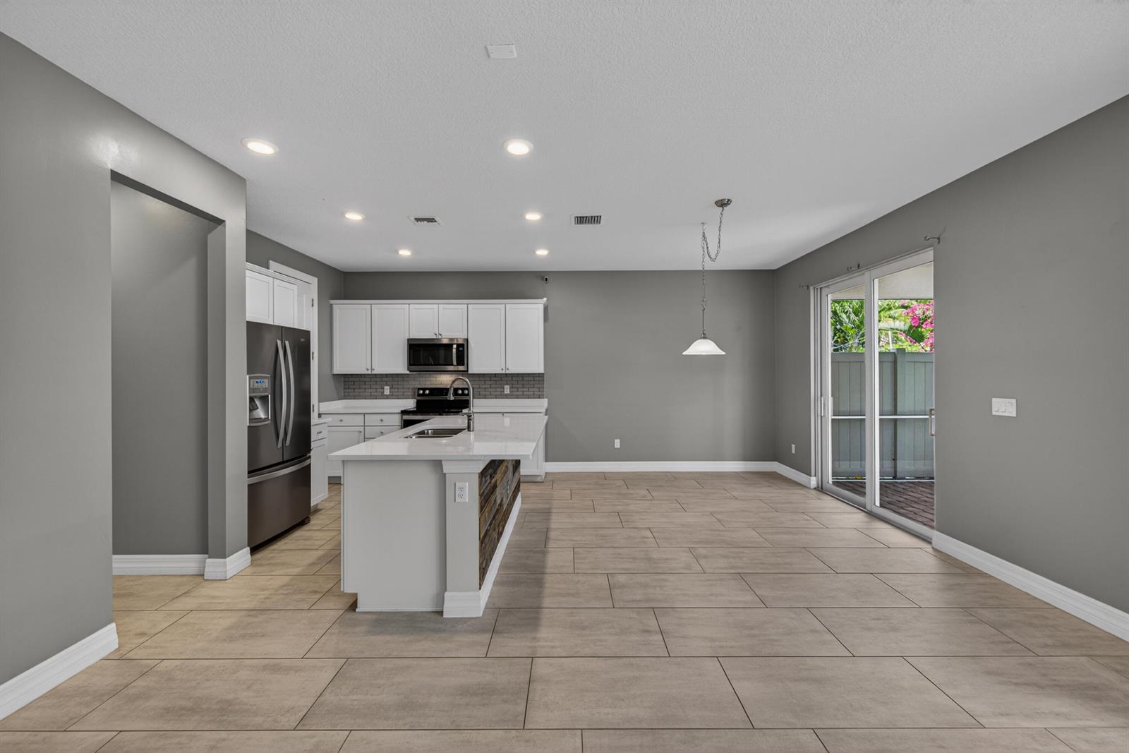 See details 4715 3 / 1776 sq. ft. $ 2026-06-04 0 Photo