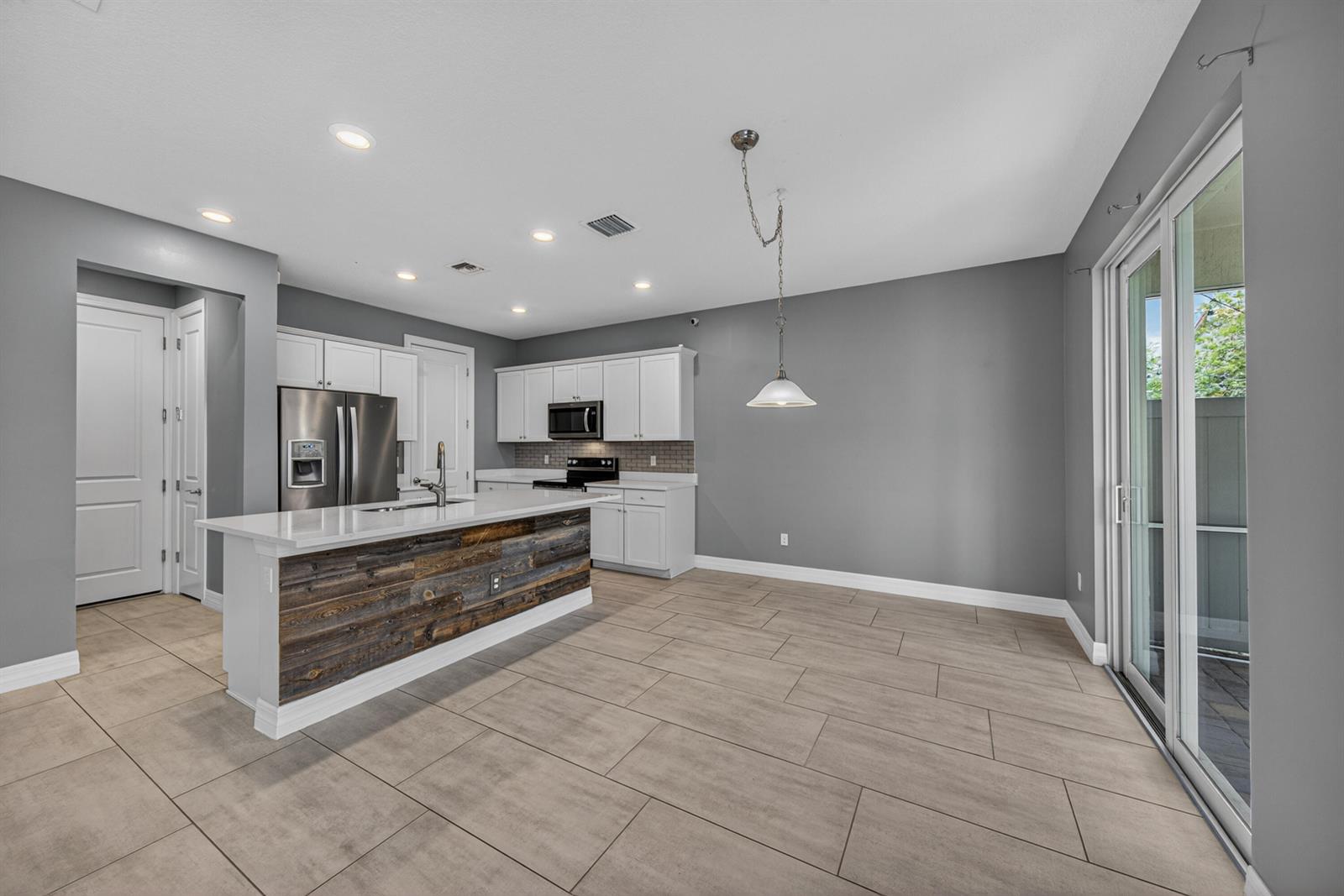 See details 4715 3 / 1776 sq. ft. $ 2026-06-04 0 Photo