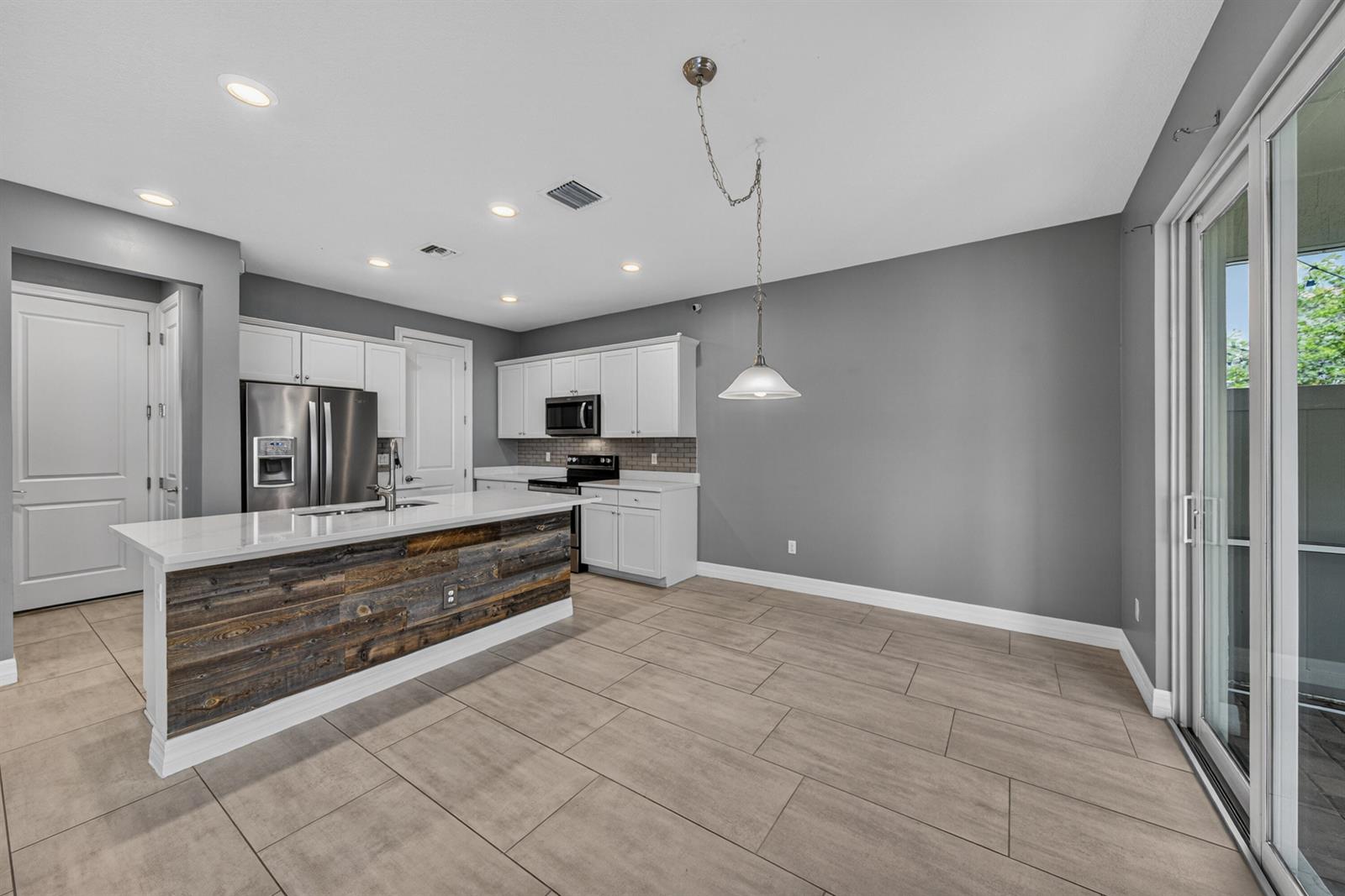 See details 4715 3 / 1776 sq. ft. $ 2026-06-04 0 Photo