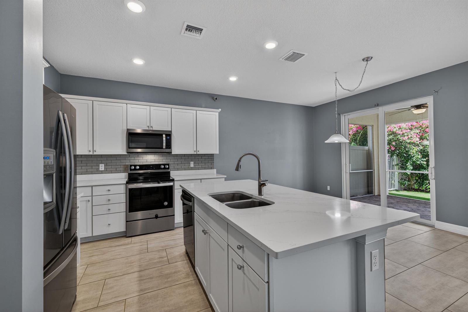 See details 4715 3 / 1776 sq. ft. $ 2026-06-04 0 Photo