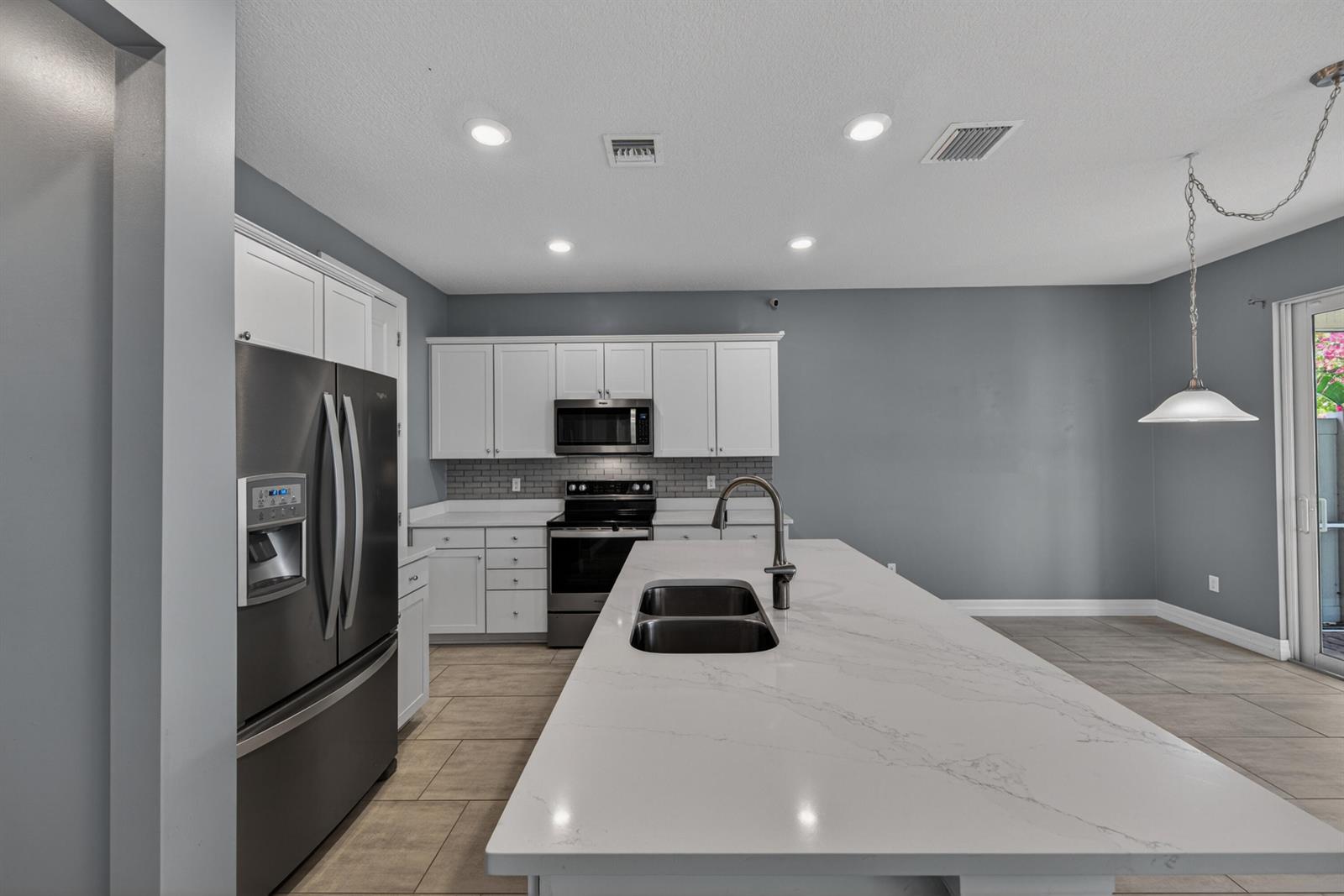 See details 4715 3 / 1776 sq. ft. $ 2026-06-04 0 Photo