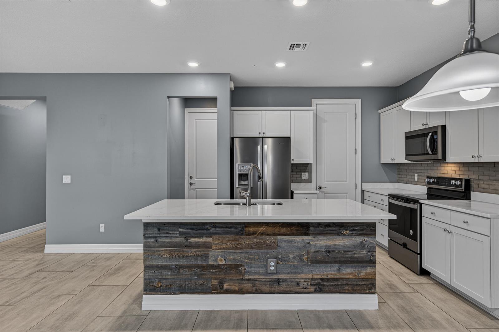 See details 4715 3 / 1776 sq. ft. $ 2026-06-04 0 Photo