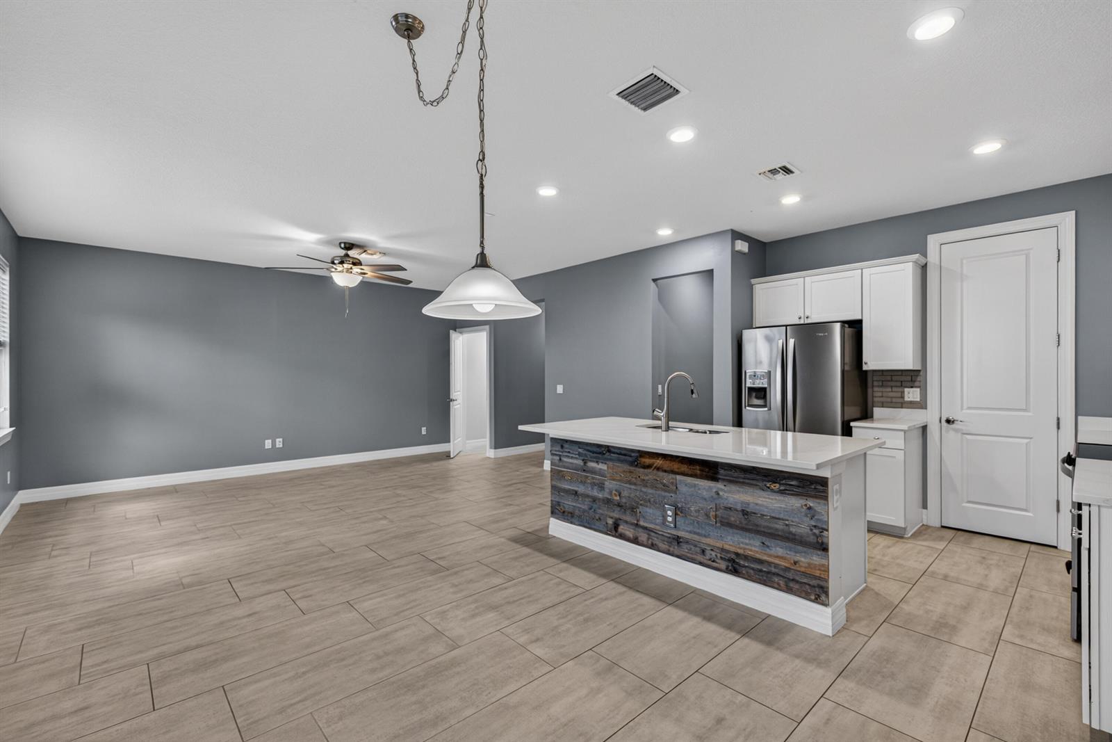 See details 4715 3 / 1776 sq. ft. $ 2026-06-04 0 Photo