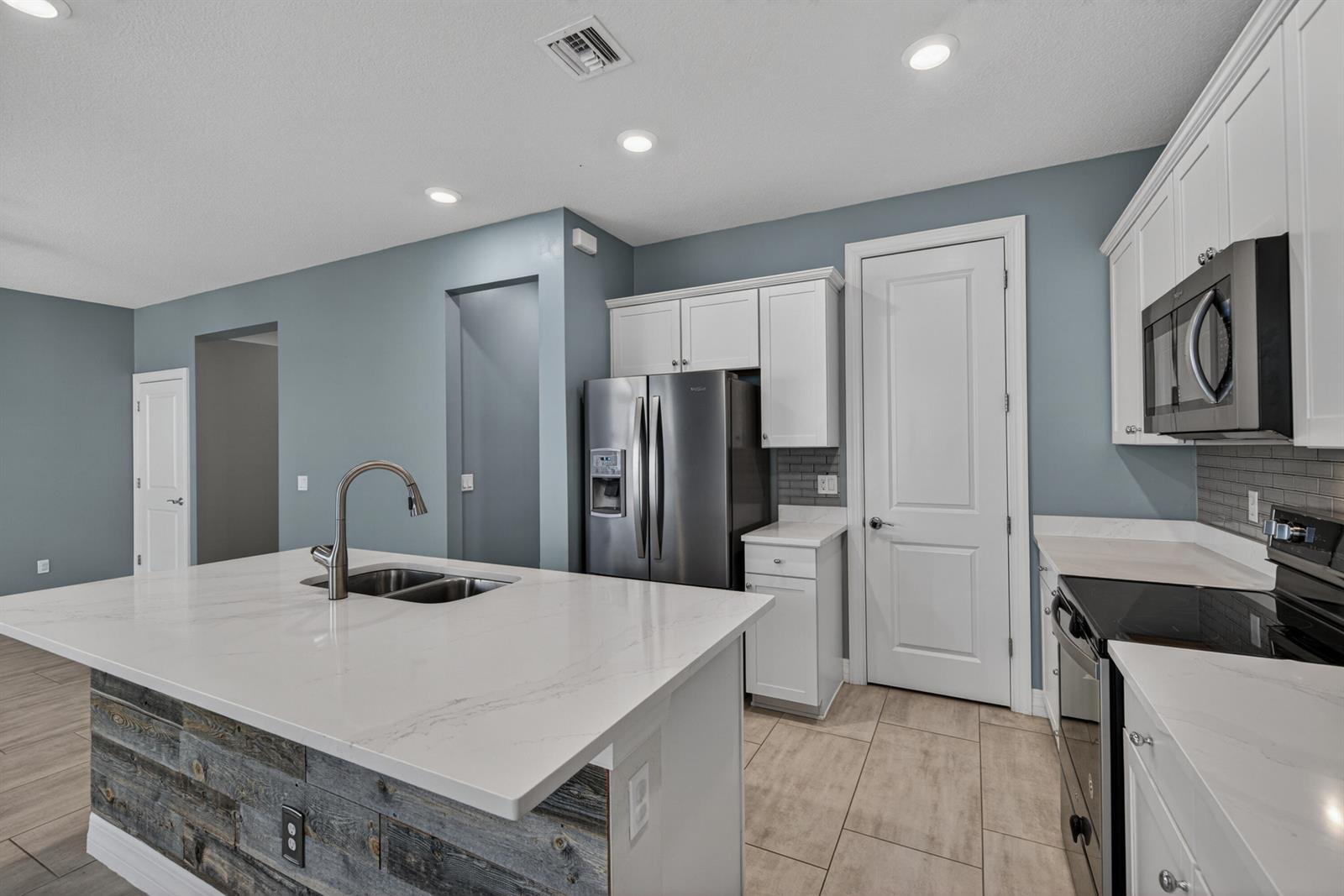 See details 4715 3 / 1776 sq. ft. $ 2026-06-04 0 Photo