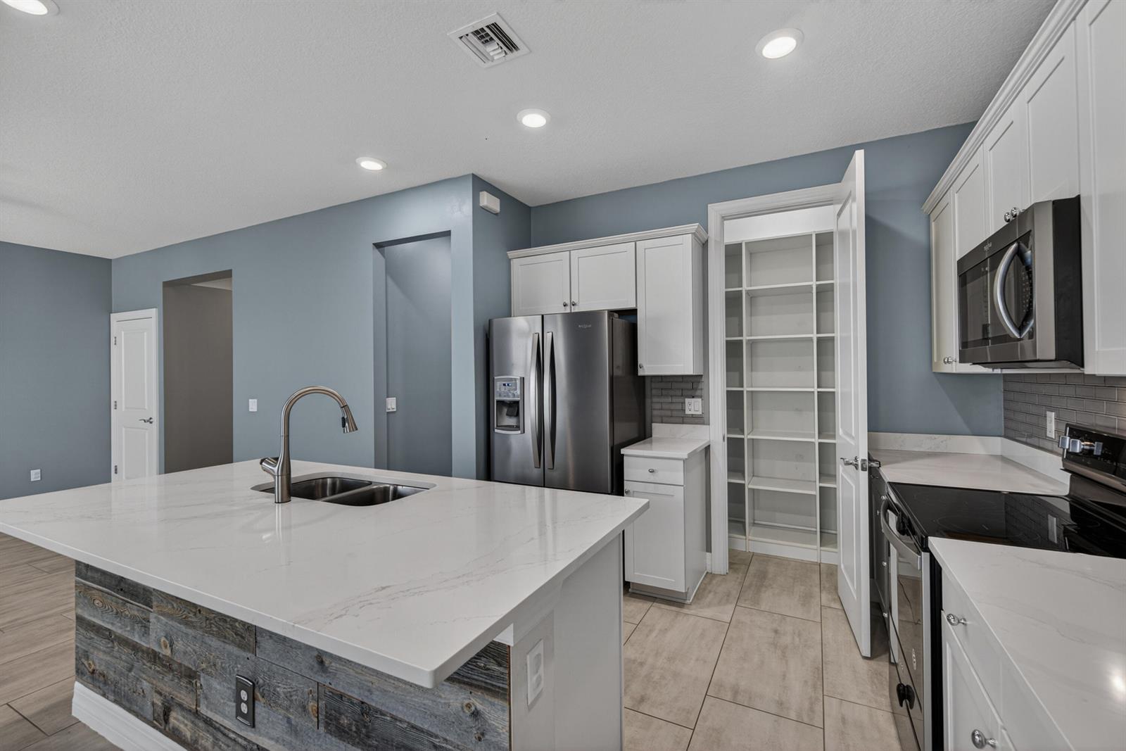 See details 4715 3 / 1776 sq. ft. $ 2026-06-04 0 Photo