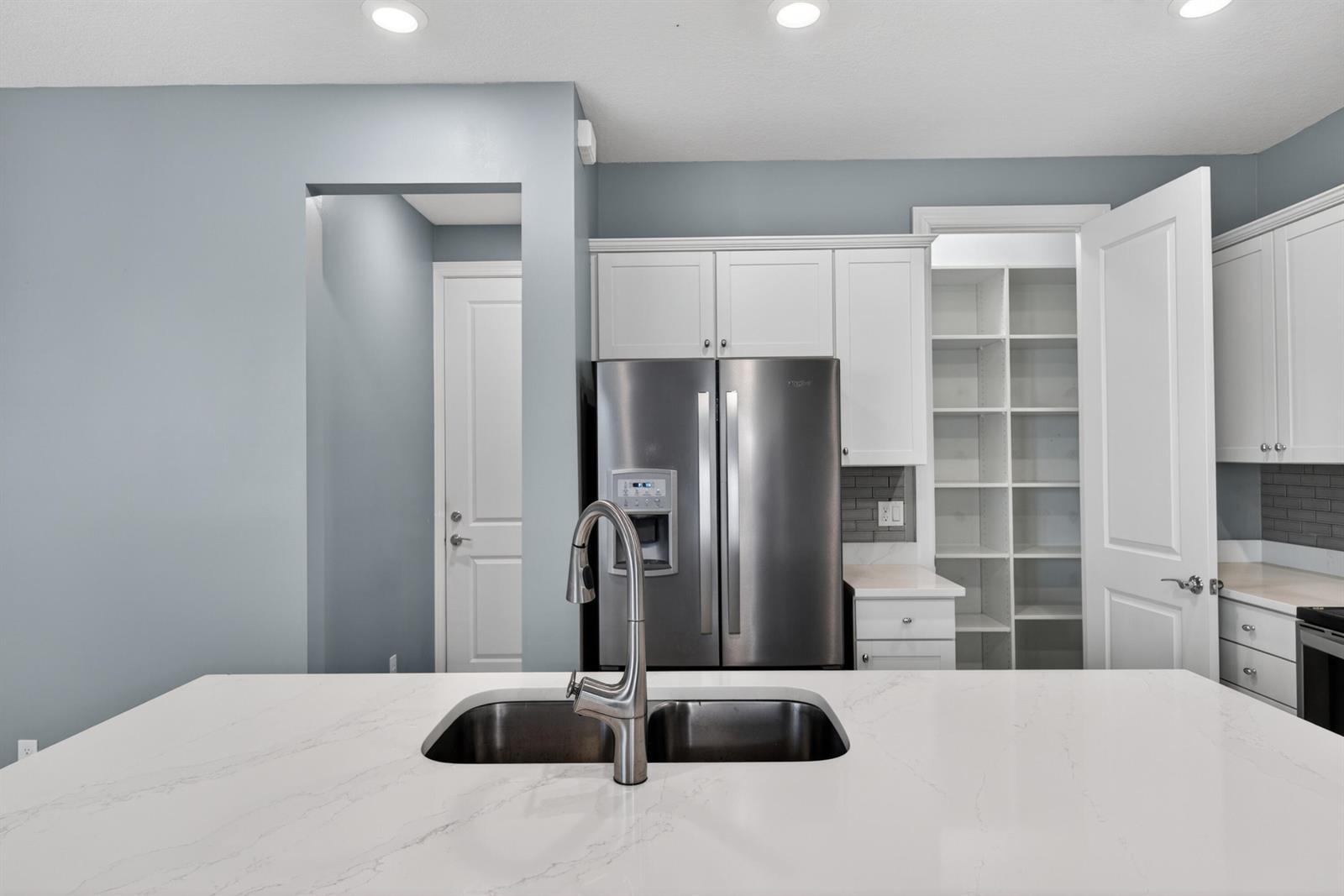 See details 4715 3 / 1776 sq. ft. $ 2026-06-04 0 Photo