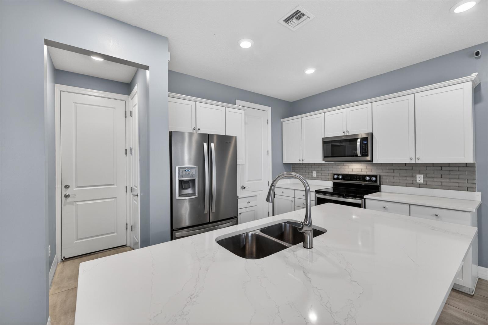 See details 4715 3 / 1776 sq. ft. $ 2026-06-04 0 Photo