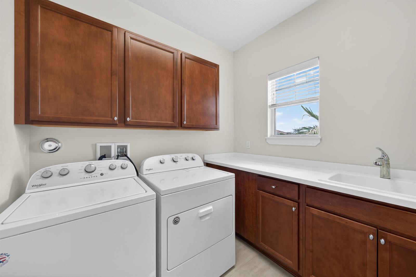 See details 4715 3 / 1776 sq. ft. $ 2026-06-04 0 Photo