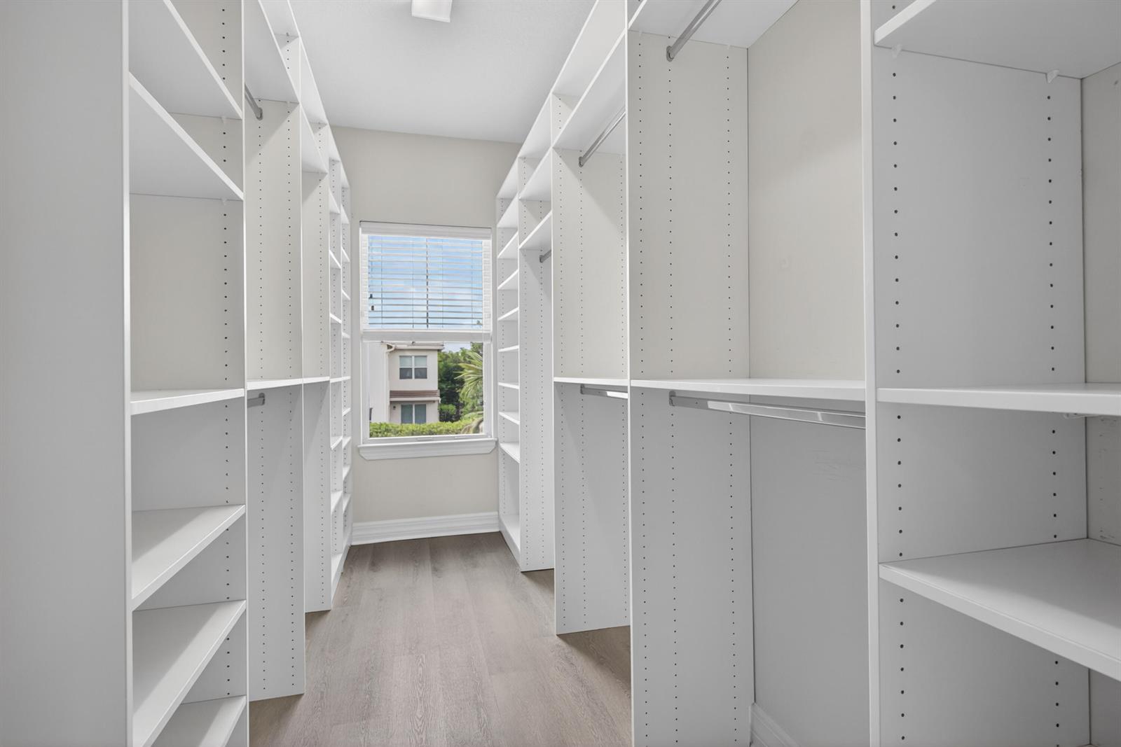 See details 4715 3 / 1776 sq. ft. $ 2026-06-04 0 Photo