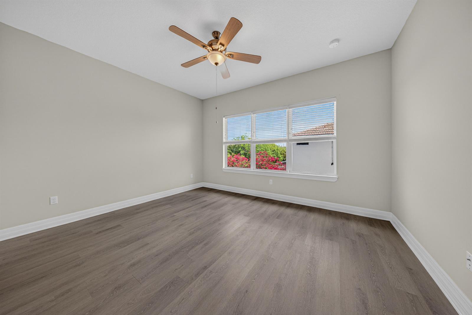 See details 4715 3 / 1776 sq. ft. $ 2026-06-04 0 Photo