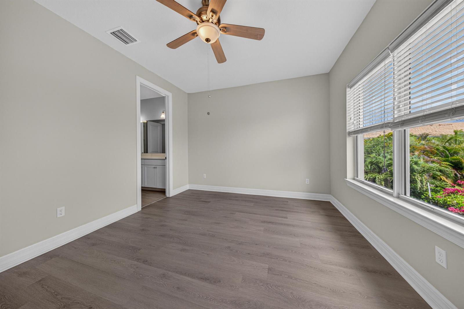 See details 4715 3 / 1776 sq. ft. $ 2026-06-04 0 Photo