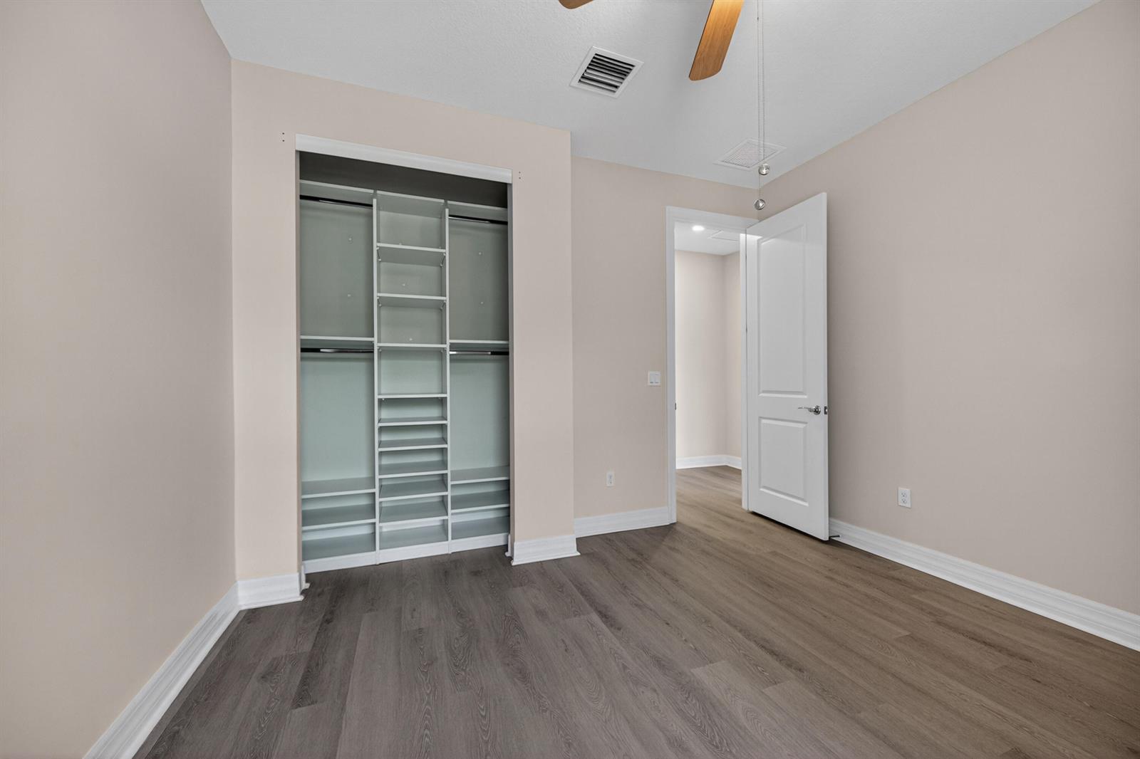 See details 4715 3 / 1776 sq. ft. $ 2026-06-04 0 Photo