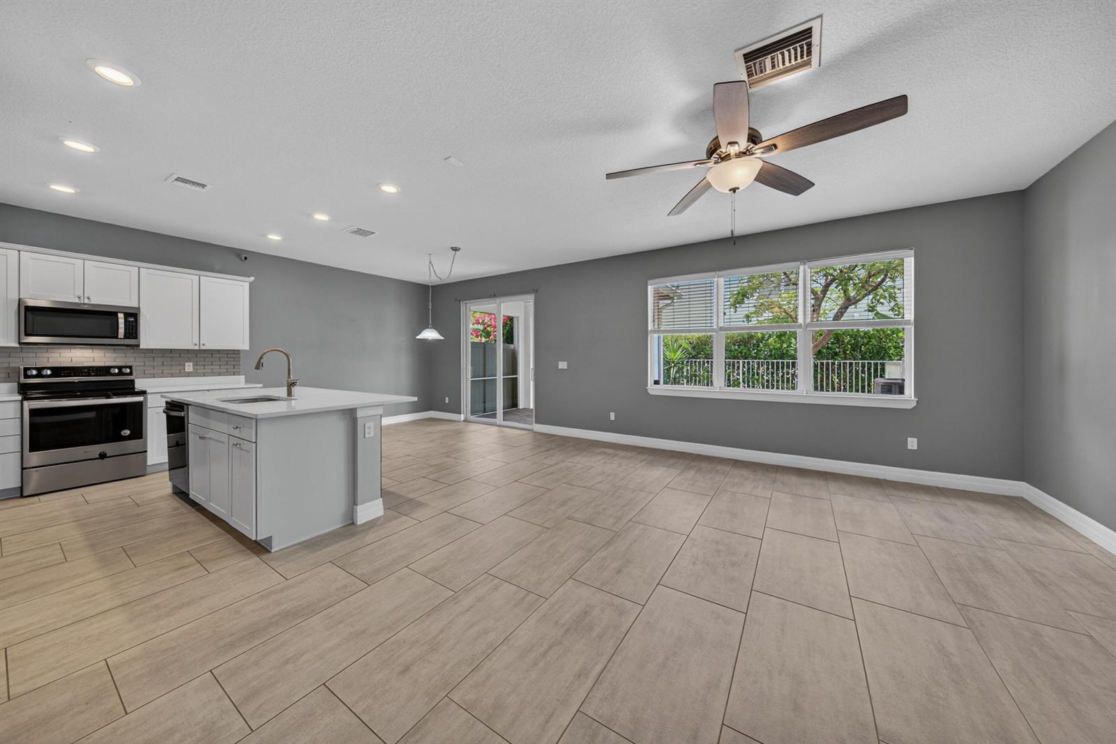 See details 4715 3 / 1776 sq. ft. $ 2026-06-04 0 Photo