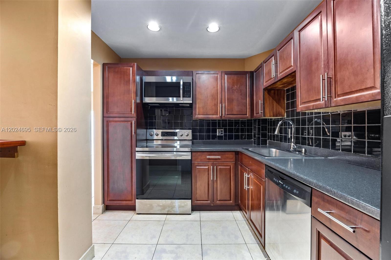Ver detalles 1016 2 / 2 1132 sq. ft. $ 2026-05-25 0 foto