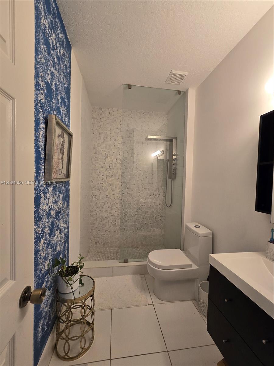 Ver detalles 1236 3 / 2 1380 sq. ft. $ 2026-05-25 0 foto