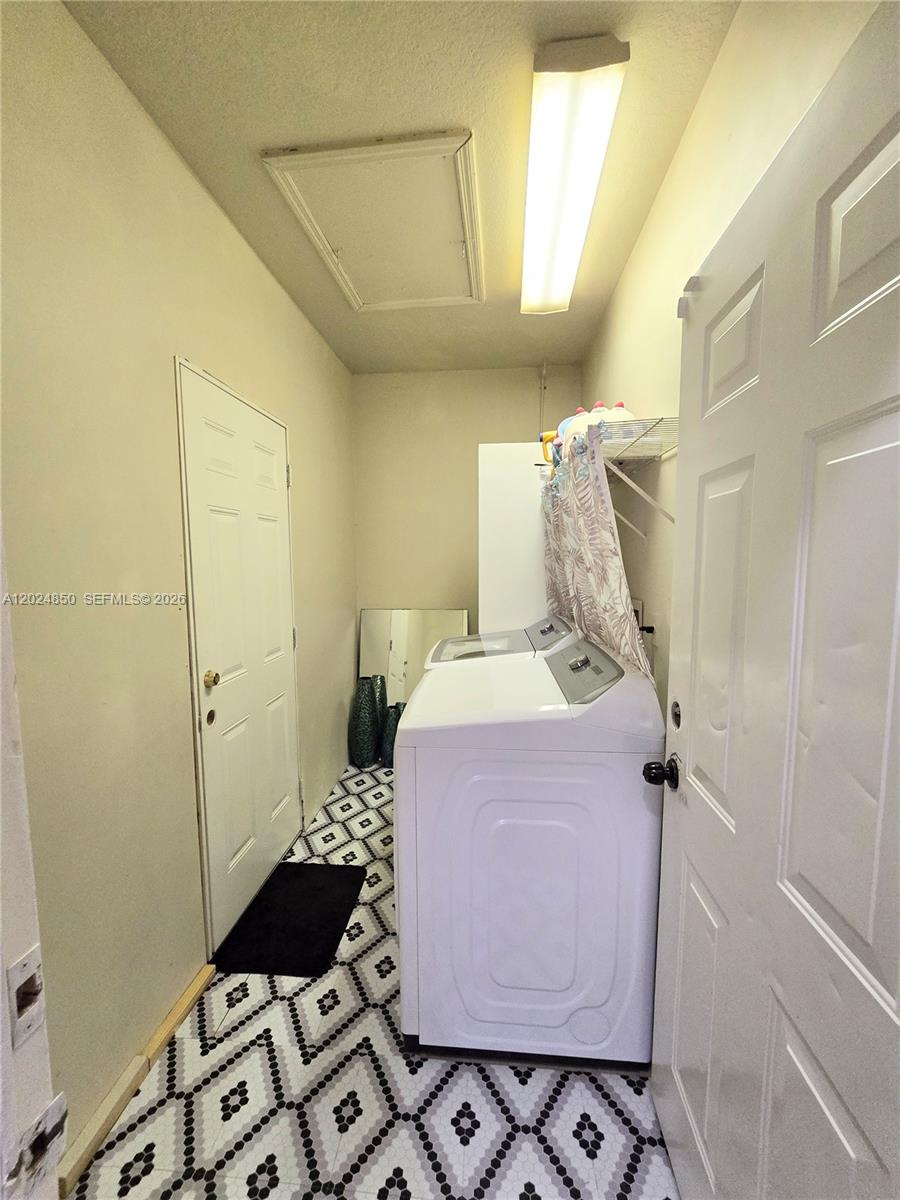 Ver detalles 1236 3 / 2 1380 sq. ft. $ 2026-05-25 0 foto