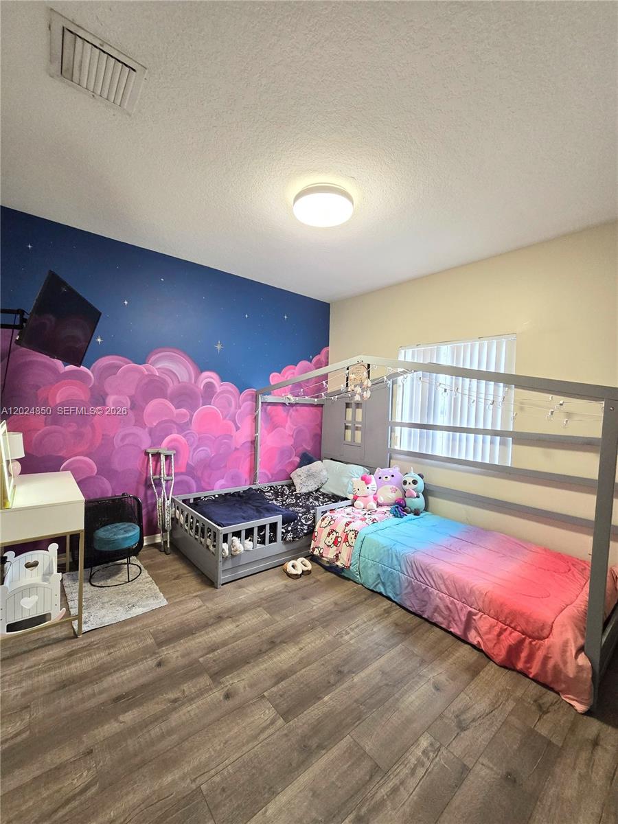 Ver detalles 1236 3 / 2 1380 sq. ft. $ 2026-05-25 0 foto