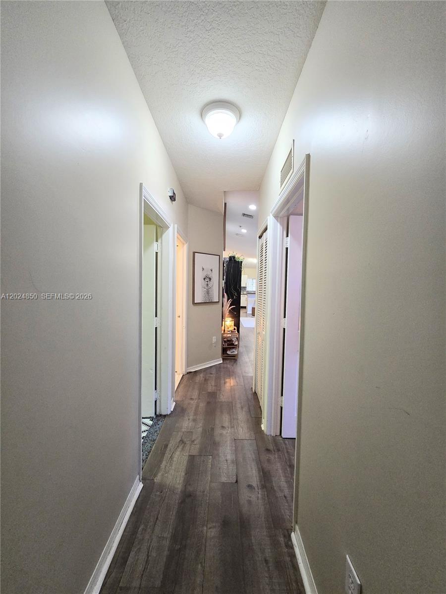 Ver detalles 1236 3 / 2 1380 sq. ft. $ 2026-05-25 0 foto
