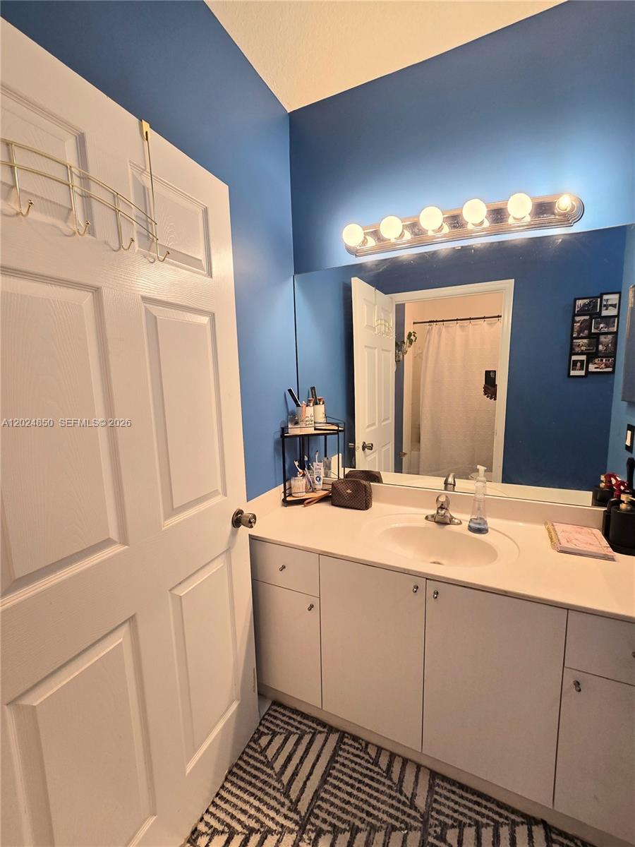 Ver detalles 1236 3 / 2 1380 sq. ft. $ 2026-05-25 0 foto