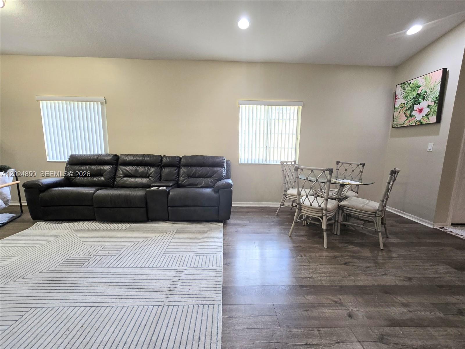 Ver detalles 1236 3 / 2 1380 sq. ft. $ 2026-05-25 0 foto