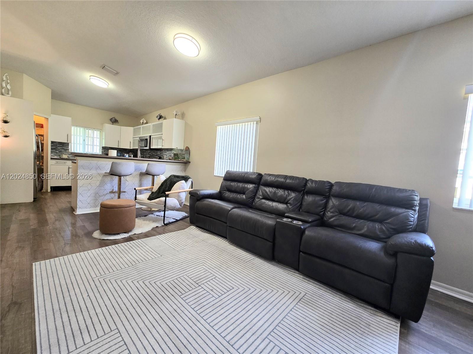 Ver detalles 1236 3 / 2 1380 sq. ft. $ 2026-05-25 0 foto