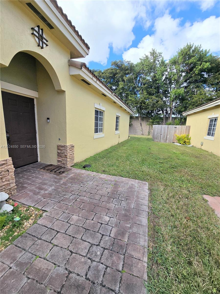 Ver detalles 1236 3 / 2 1380 sq. ft. $ 2026-05-25 0 foto